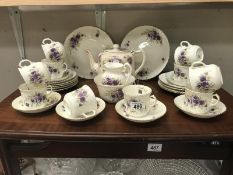 A vintage tea set (approximately 30 pieces)