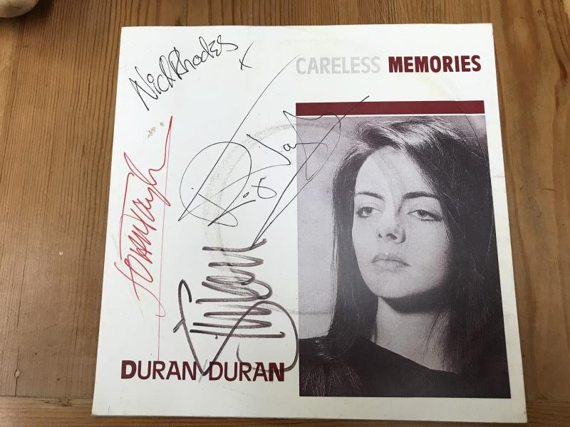 A collection of autographs - Duran Duran, Robbie Williams, Jonny Wilkinson, - Image 8 of 11