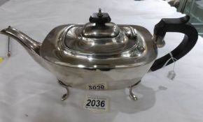 A silver teapot, hall marked I L Sheffield, 1937, approximate total weight 644 grams.