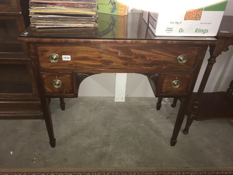 A mahogany dressing table.