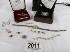 A mixed lot of assorted gold items including 1009 50th anniversary mini £1 gold proof coin,