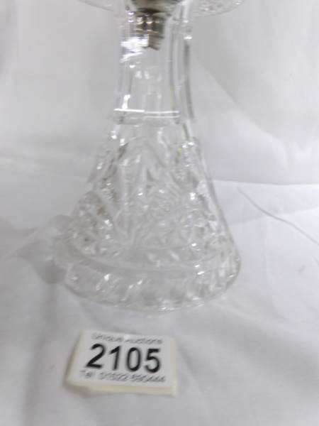 A heavy cut glass table lamp. - Image 2 of 3