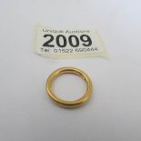 A 22 ct gold wedding band (5 grams).