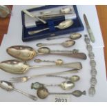 A mixed lot of silver flatware etc.