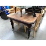 An extending table with handle