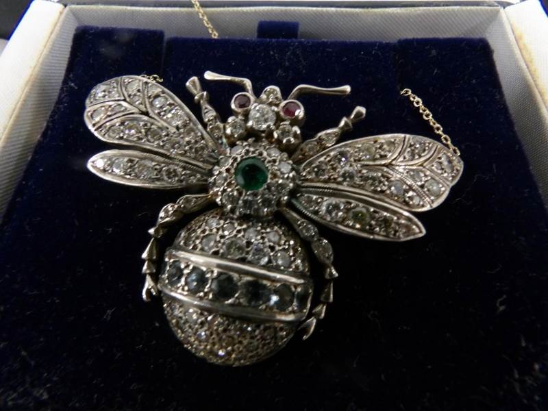 An outstanding 9ct gold 'Bee' pendant with 4 carats of diamonds, central set emerald and ruby eyes. - Image 5 of 5