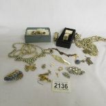A mixed lot of costume jewellery including brooches, earrings, pearl necklace etc.
