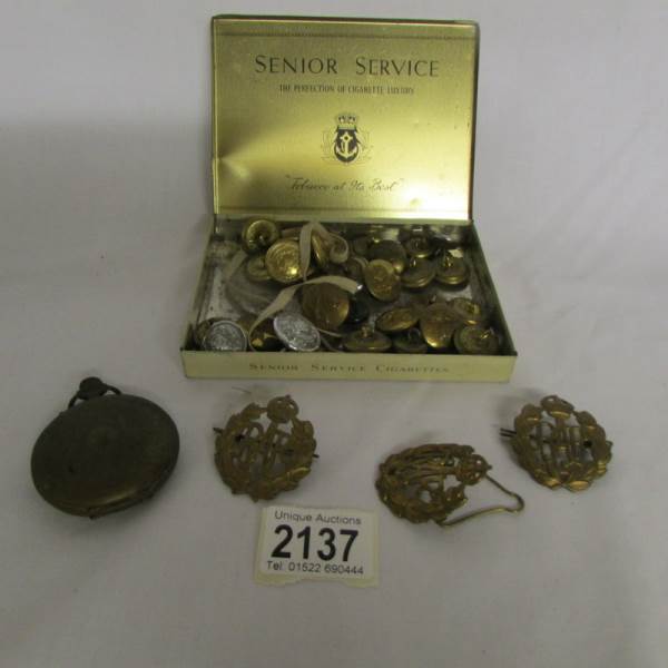 A mixed lot of military buttons, badges etc.