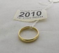 An 18ct gold wedding ring, size N.