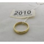 An 18ct gold wedding ring, size N.