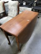 An Edwardian light mahogany drop leaf dining table on Queen Anne legs