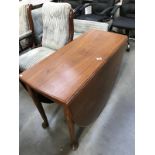 An Edwardian light mahogany drop leaf dining table on Queen Anne legs