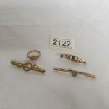 2 9ct gold bar brooches, one other (missing pin) and a 9ct gold signet ring.
