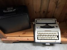 A Maritso 12 vintage typewriter.