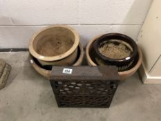 4 garden planters/pots & cast drain cover