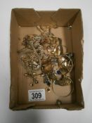 A mixed lot of yellow metal jewellery,