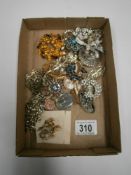 A mixed lot of vintage brooches