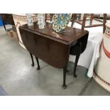 An Edwardian mahogany pembroke table with Queen Anne legs