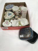 A mixed lot of trinket boxes etc.