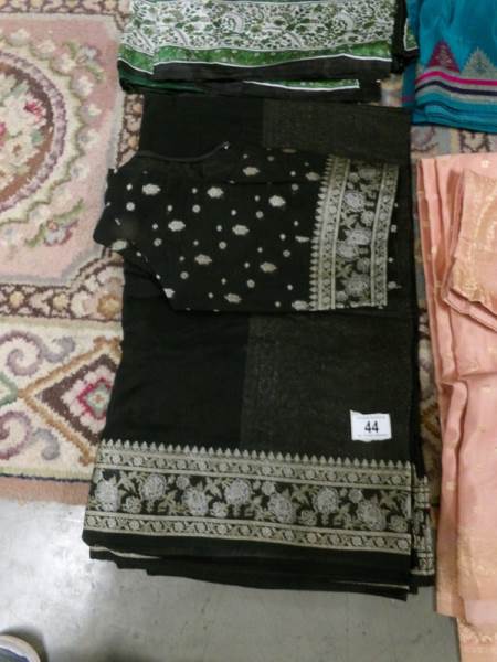 4 Indian sari's complete with tops in various colours. - Image 3 of 5