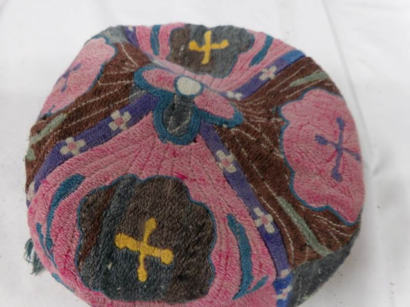 An antique smoking cap. - Image 2 of 3