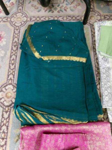 4 Indian sari's in complete with tops in various colours. - Image 2 of 5