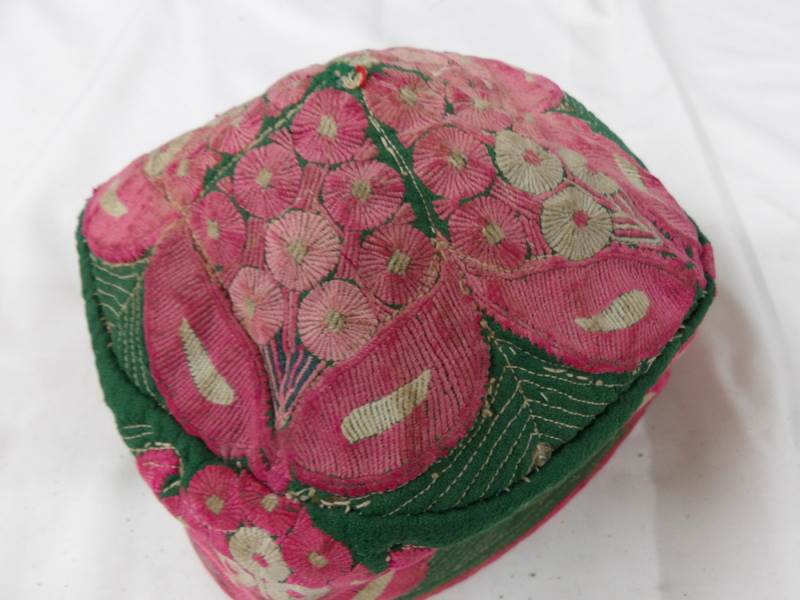 An antique smoking cap. - Image 2 of 3