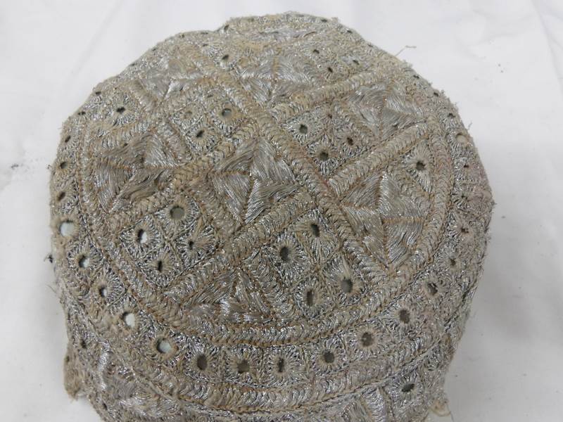 An antique smoking cap. - Image 2 of 4