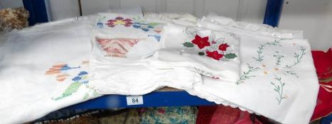 A mixed lot of table linen.