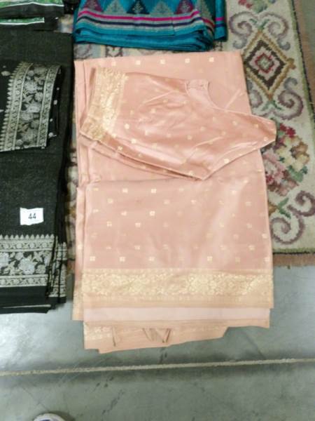 4 Indian sari's complete with tops in various colours. - Image 2 of 5