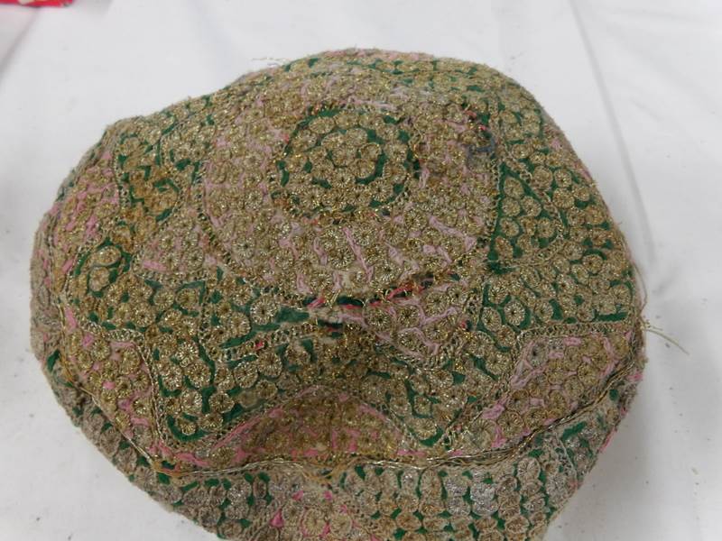 An antique smoking cap. - Image 2 of 3