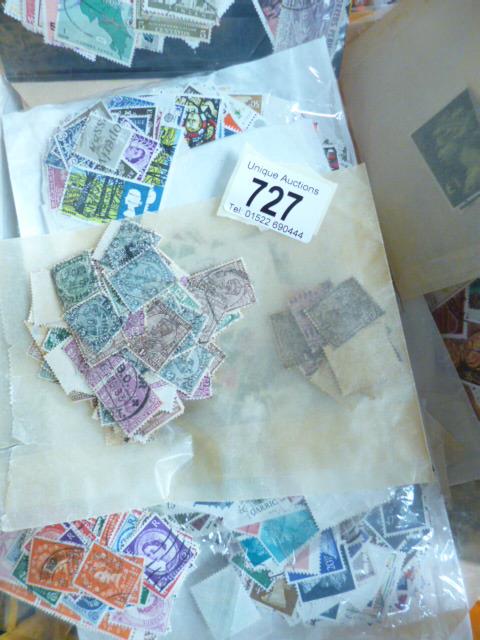 A plastic basket of GB and world stamps - Image 2 of 2