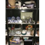 4 shelves of kitchenalia including Old Willow blue and white tea ware