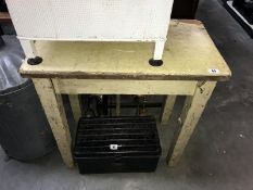 A 19th/20th Century pine kitchen table