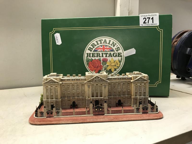 A boxed Lilliput Lane Buckingham palace model