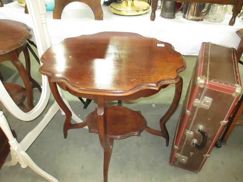 A pie-crust table