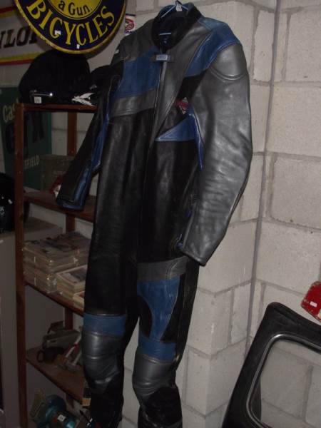 Anito Daytona motor cycle leathers (size 44) with boots, 3 pairs of gloves and a crivit open. - Image 2 of 3
