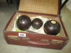 A set of bowls in vintage brown case
