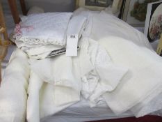 A quantity of linen items