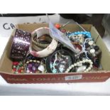 A quantity of costume jewellery