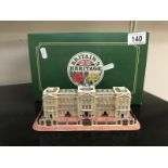 A Lilliput Lane model of Buckingham Palace (boxed)
