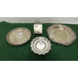 4 pieces of Edw. Silver Plate – sugar caddy with scoop & 3 circular decorative plates (4)