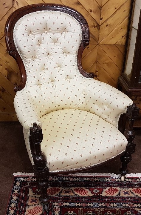 Victorian mahogany framed armchair with a lovely dart boarded top, turned front legs, cup casters,
