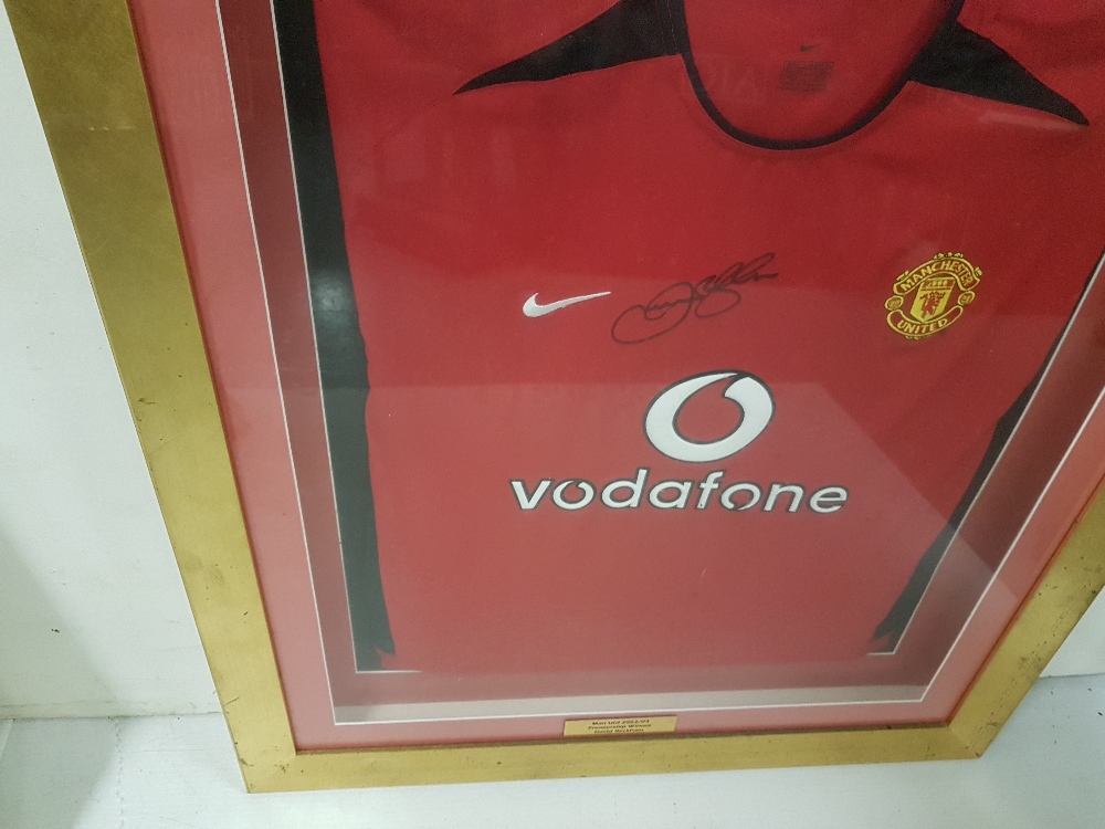 A Manchester United (Vodafone) Jersey, signed “David Beckham”, dated 2002/2003, in a gilt frame ( - Image 2 of 2