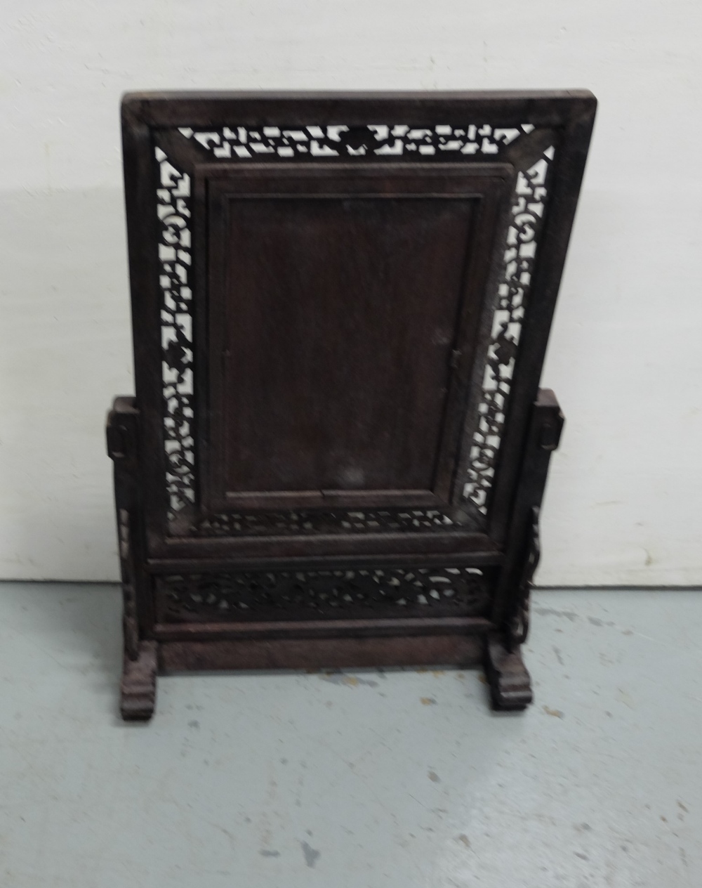 Fretwork Hardwood Fire Screen with a Porcelain Insert - Image 2 of 2