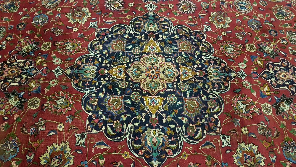 Deep Pink Ground Persian Mashad Carpet, hand woven, with a beautiful floral medallion design, 3. - Image 3 of 4