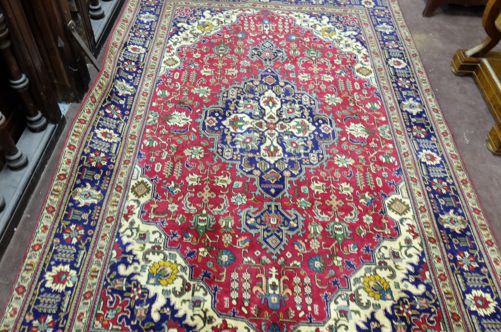 Red ground Persian Tabriz Carpet, with a traditional Tabriz medallion design, size 3.1 x 2.1m - Image 3 of 3