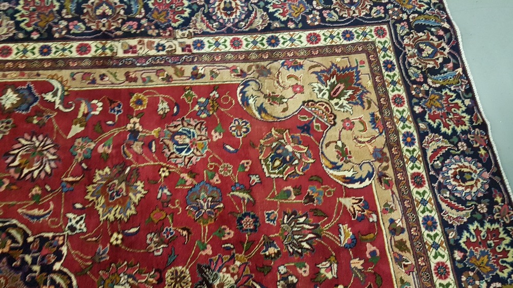 Deep Pink Ground Persian Mashad Carpet, hand woven, with a beautiful floral medallion design, 3. - Image 4 of 4