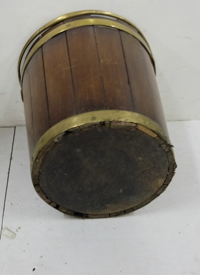 Georgian mahogany Turf Bucket, circular, with brass banding and pivoting brass handle (later - Image 3 of 3