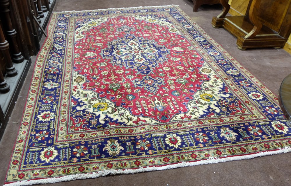 Red ground Persian Tabriz Carpet, with a traditional Tabriz medallion design, size 3.1 x 2.1m - Image 2 of 3